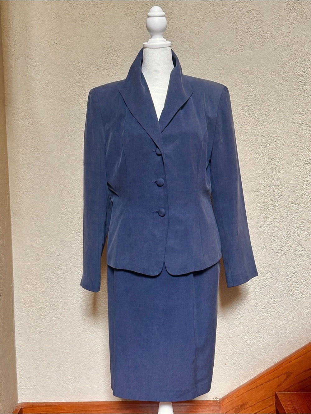 Stunning Vintage Women’s Two-Piece Skirt Suit Jacket and Pencil Skirt
